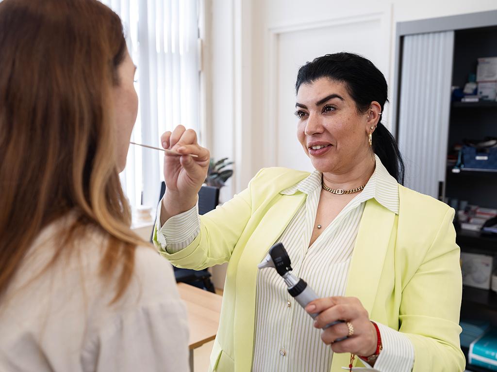 Doktersassistent voert medische handeling uit bij patiënt