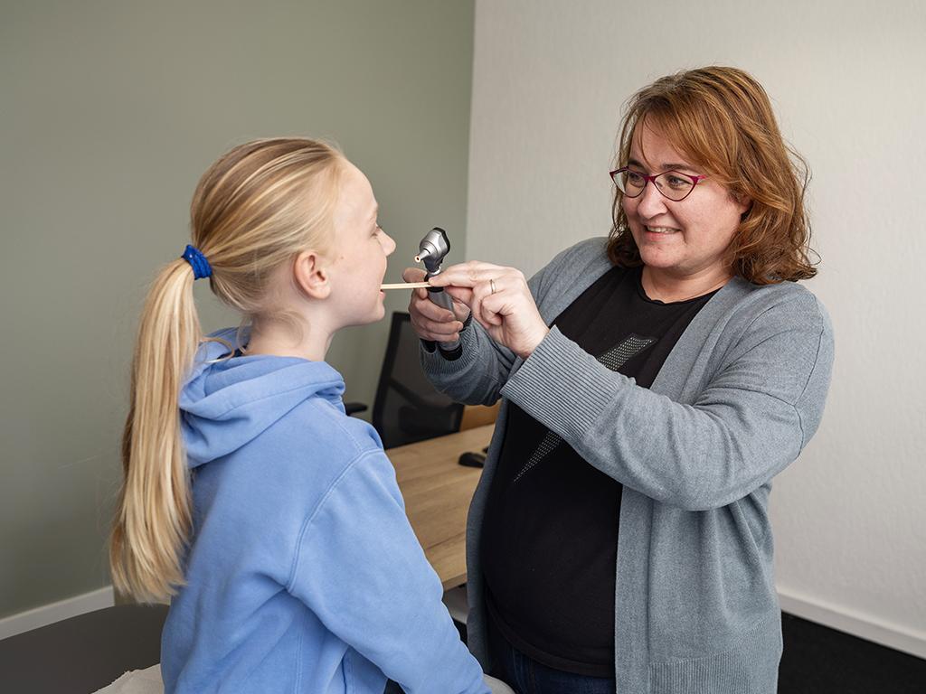 Huisarts doet medisch onderzoek bij kind