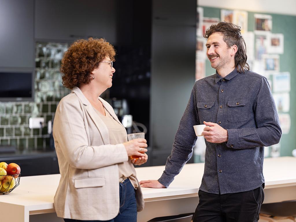 Staf collega's in gesprek keuken